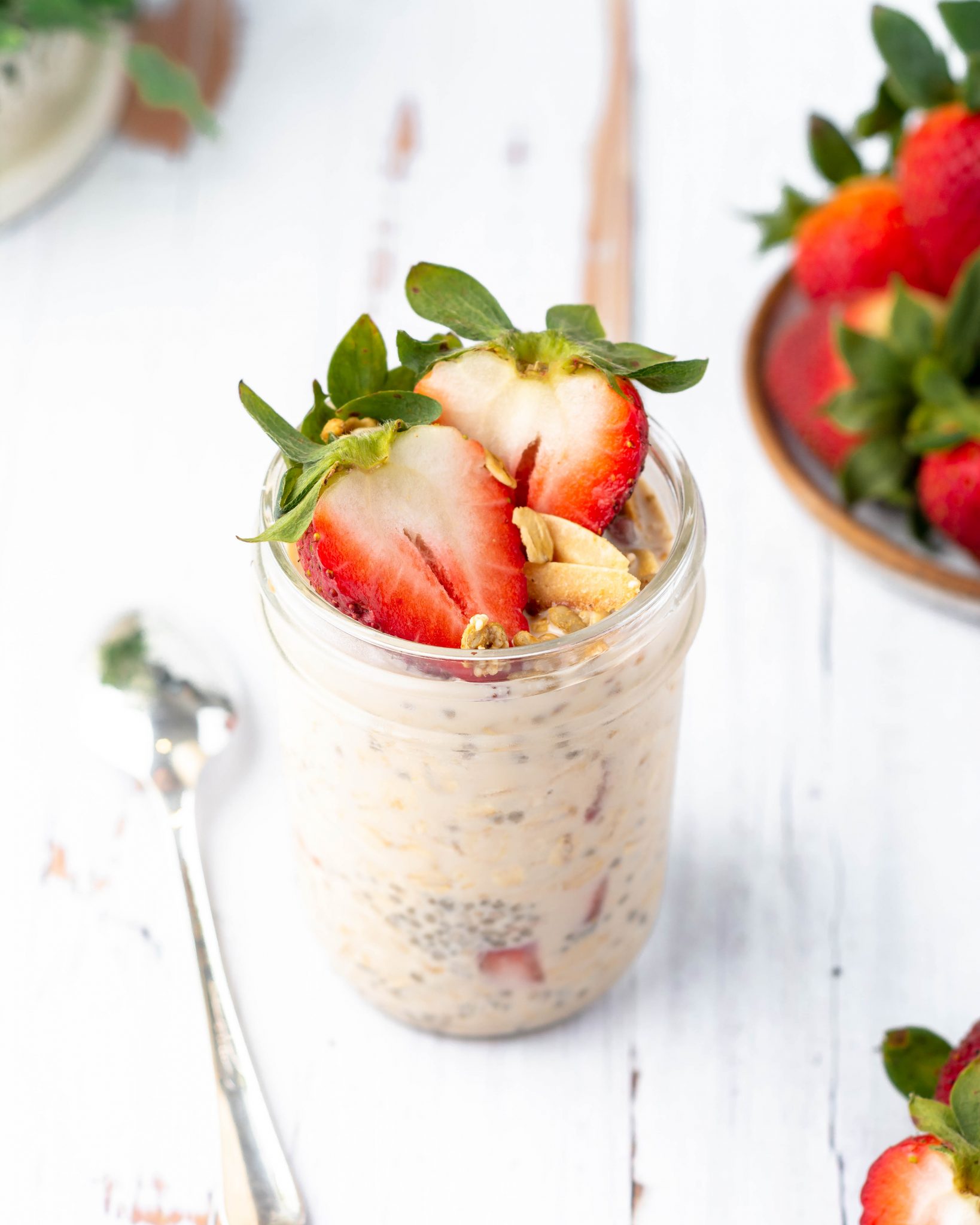 Vegan Strawberry Cream Overnight Oats | The Guccha